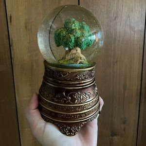 Taylor swift willow snow globe